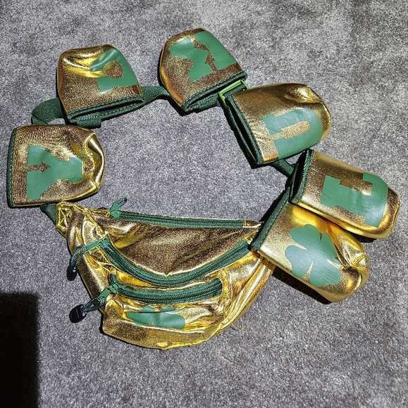 NWOT Tipsy elves lucky fanny pack with 6 drink holders - Picture 4 of 5